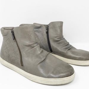 Grey Rockport size 10 faux leather zips on both side. MAKE OFFER! WILL EXCEPT